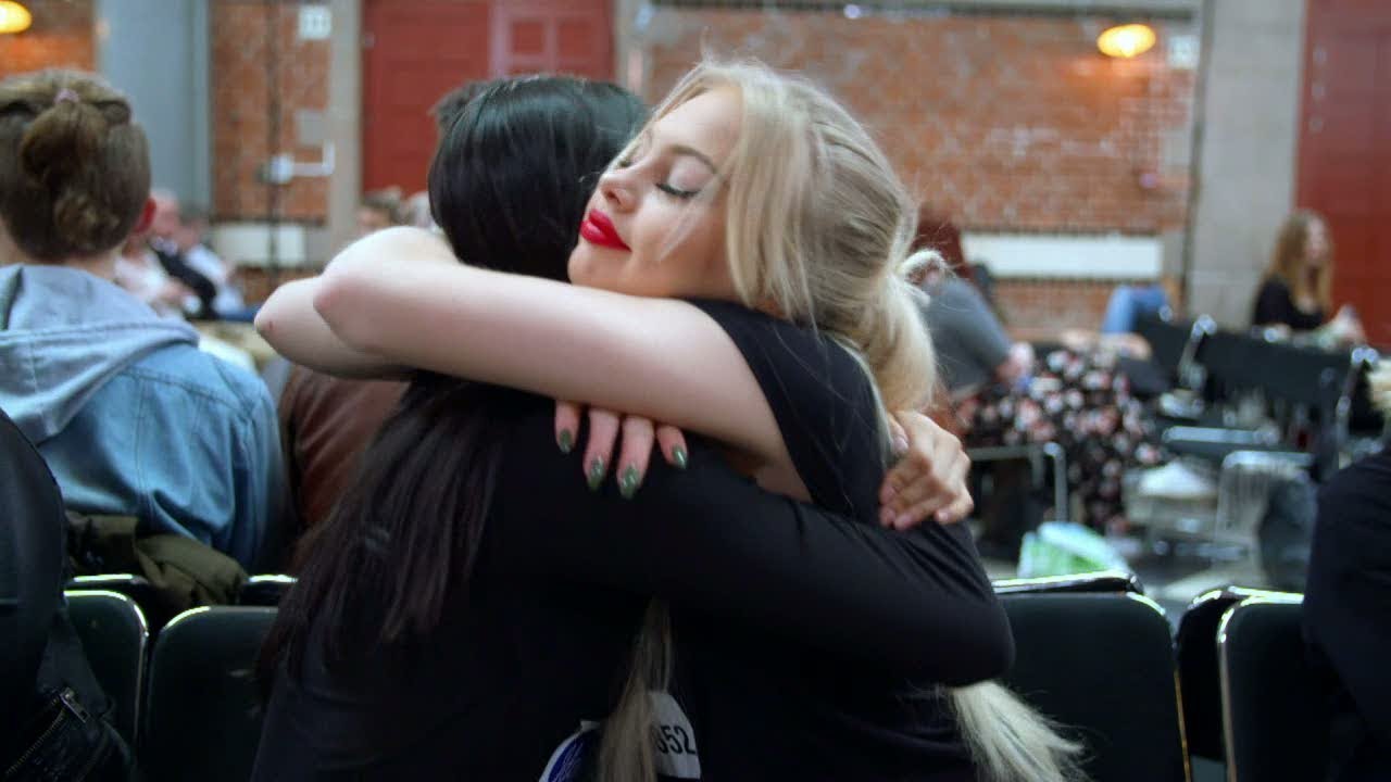 Känslostarkt när vännerna Marika och Amanda möter juryn i Idol 2017 - Idol Sverige (TV4)