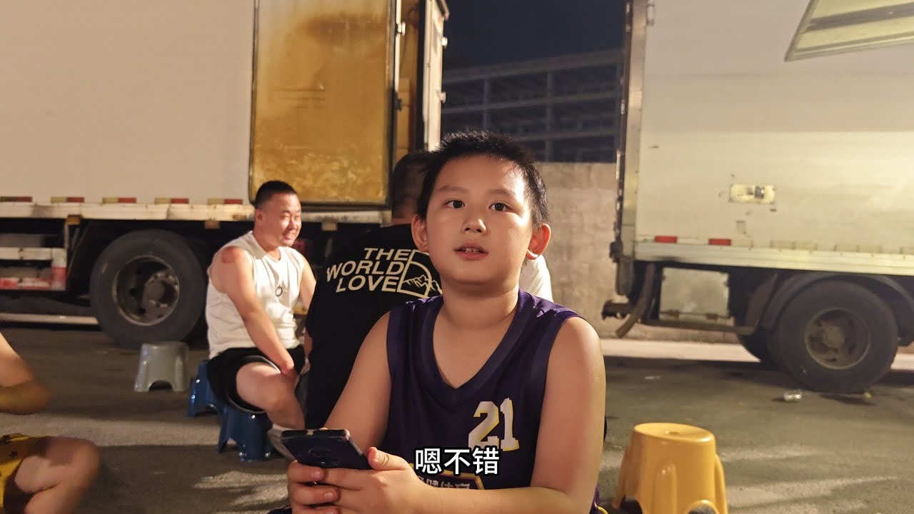 90后姑娘独自带娃沪上陪读，摆摊补贴家用，儿子的举动暖心