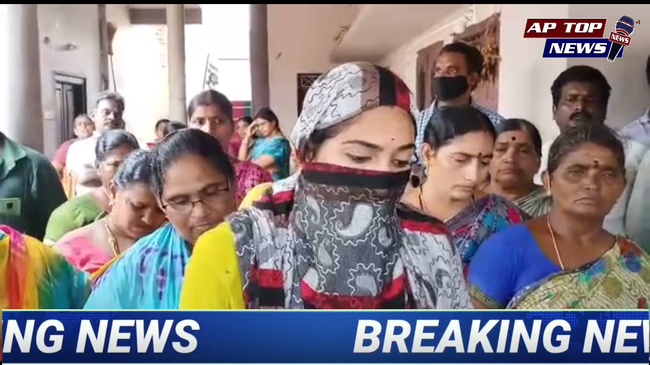 #APTOPNEWS పశ్చిమగోదావరి జిల్లా నిడమర్రు మండలం పెద నిడ్రకొలను గ్రామంలో భర్త ఇంటి ముందు భార్య ఆందోళనా