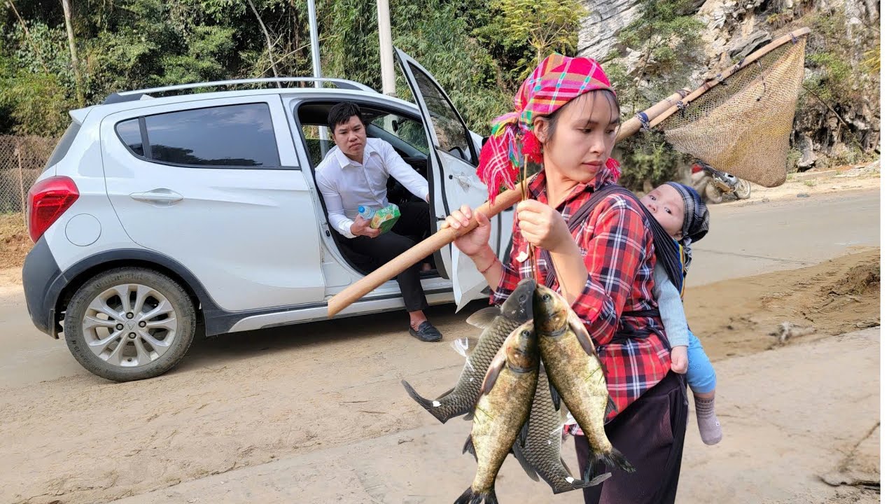 A kind single mother goes fishing with a poor child