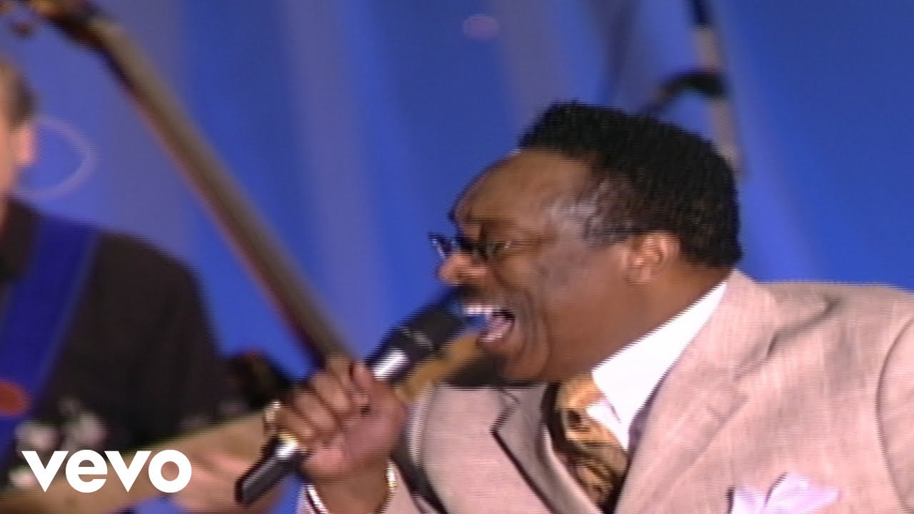 Bill & Gloria Gaither - God Is Standing By [Live] ft. Jessy Dixon