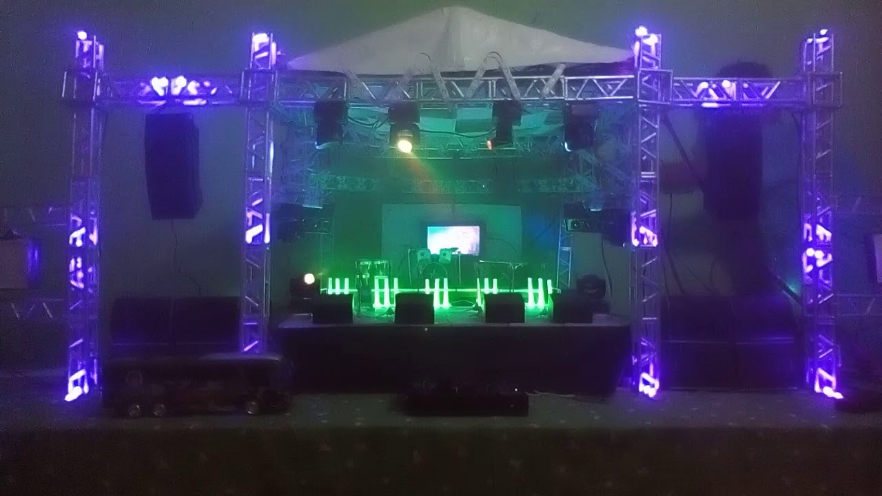 Presentación de Los Llayras en mini escenario