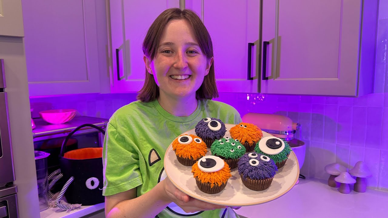 baking halloween cupcakes! 🎃👻🪦 (Streamed 10/26/25)