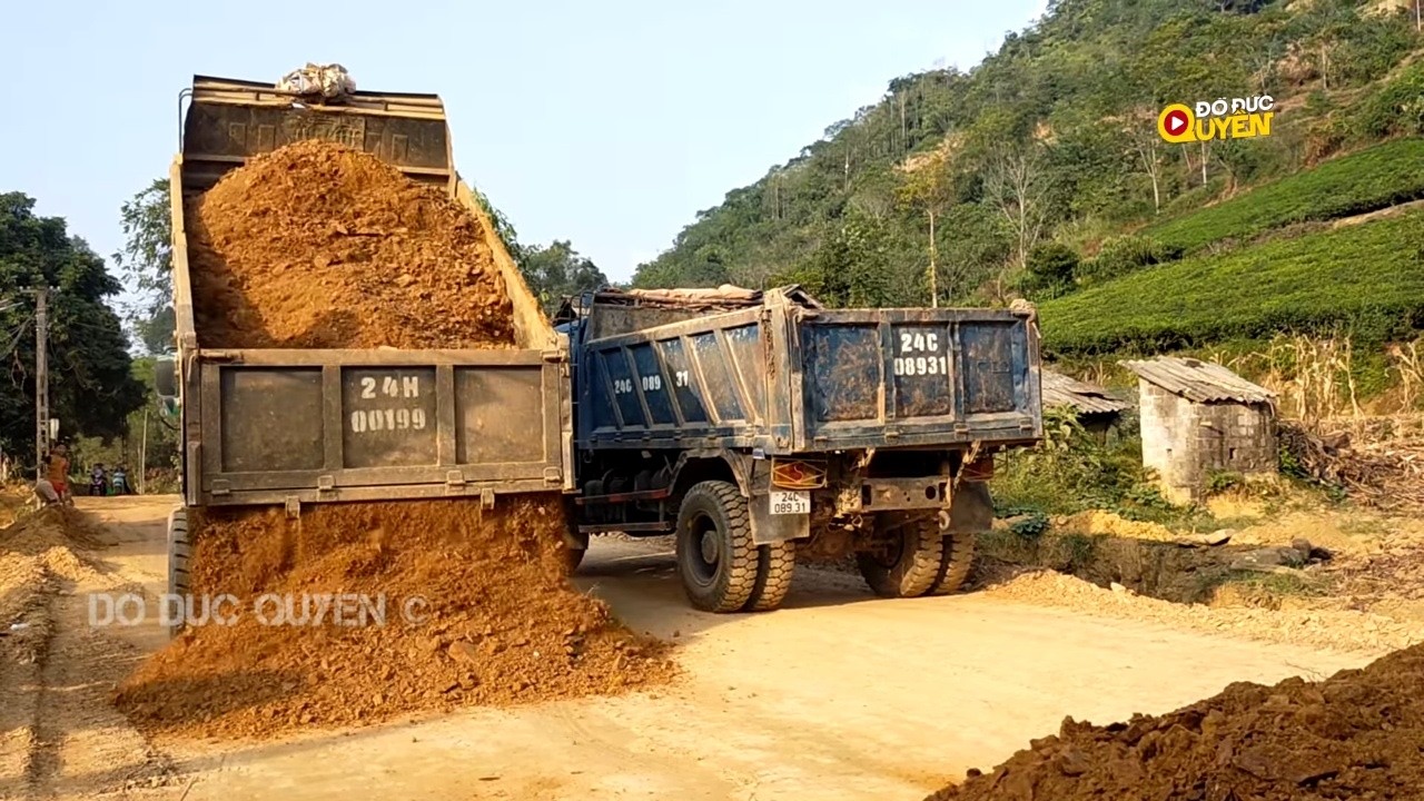 Máy xúc Doosan 140 Komatsu 200 múc đất Xe Ôtô tải ben Thaco và TMT chở đổ đất Máy ủi D31 làm việc