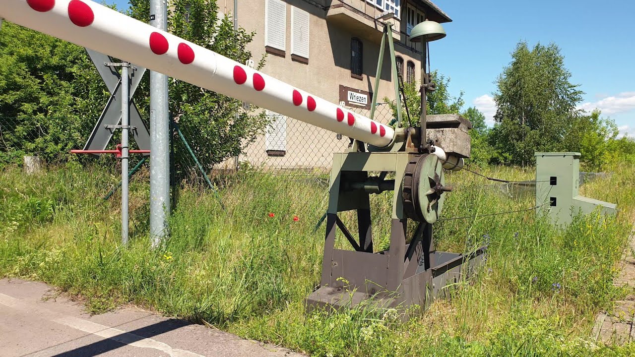 Läutewerk einer mechanischen Schranke während des Schließens im Bahnhof Wriezen