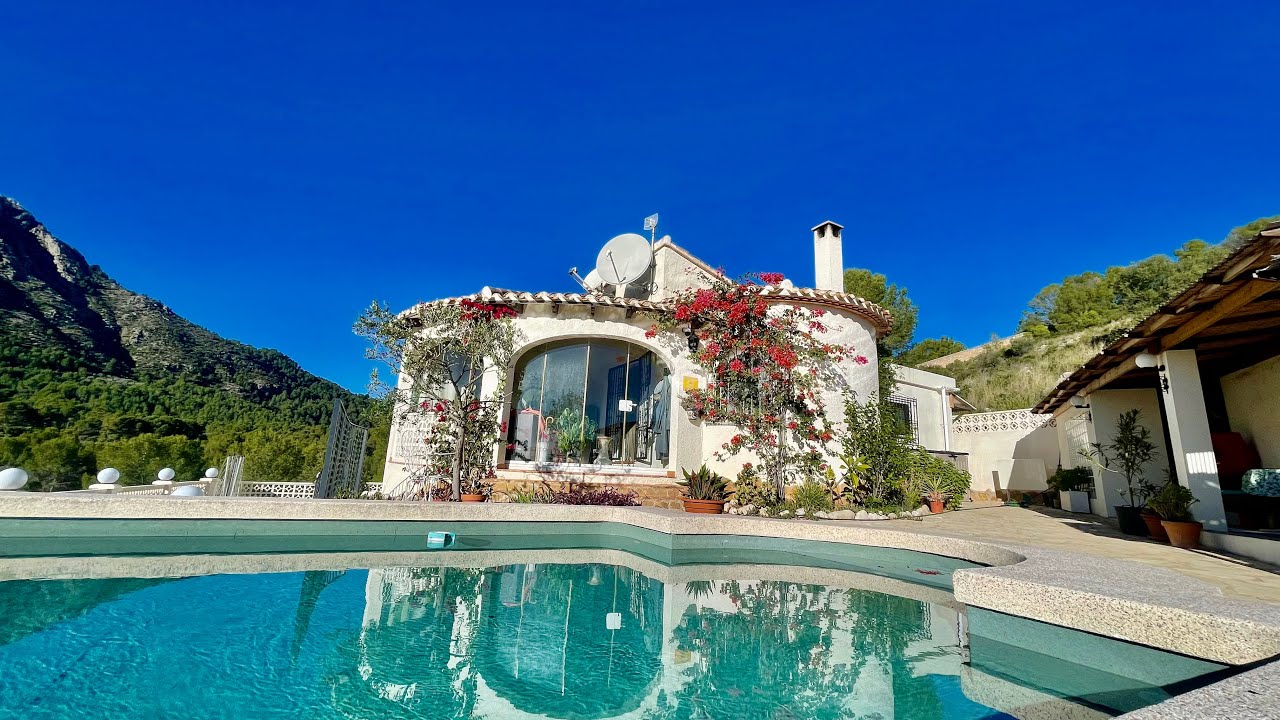 A private and idyllic southwest-facing villa with spectacular panoramic valley views: €425,000