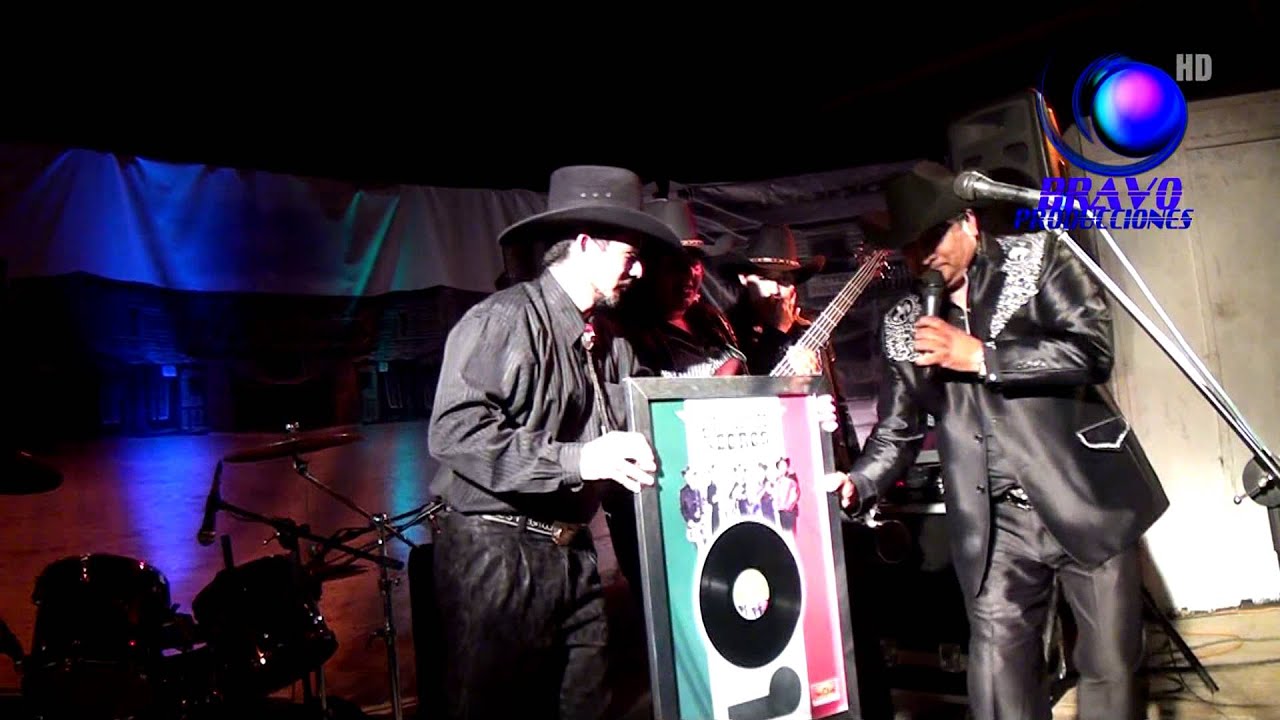 LOS HALCONES NEGROS - RECONOCIMIENTO - ENTREGA VINILO DE ORO PLATINO POR MASTER MEDIA CHILE