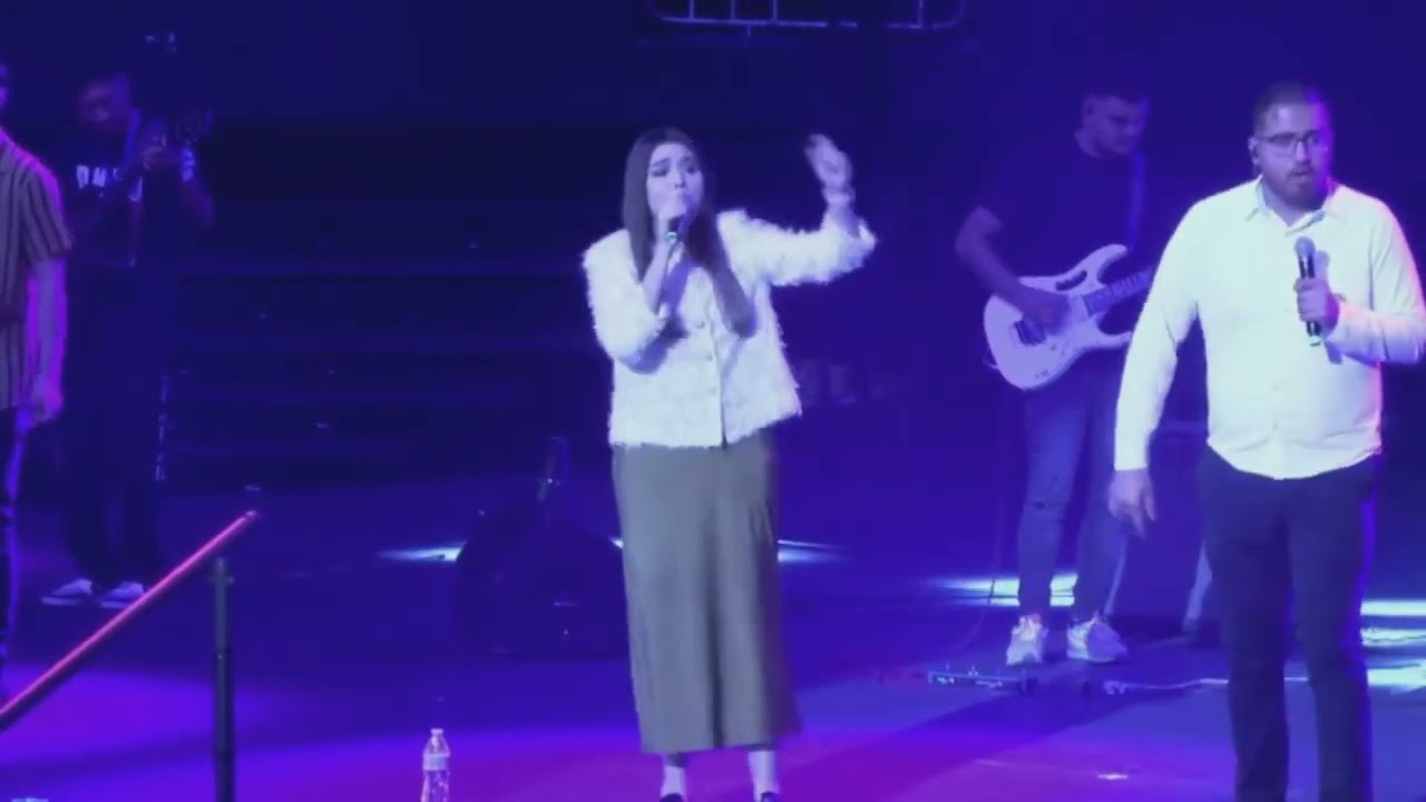 El Nombre de Jesus/Vamos escalando peldaños/Si tuvieras Fe (Medley) - Shekinah Band