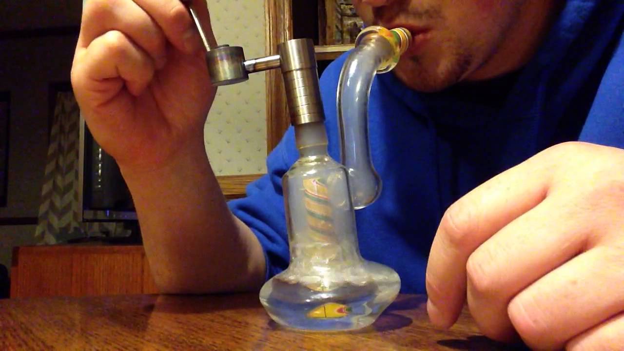 Dab of shatter using a carb cap