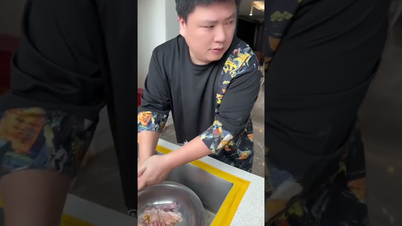 给哥哥和阿英发了工资，哥哥发2万，阿英1万，哥哥觉得我发太多了，心疼我每天熬夜加班工作，赚钱不容易，但是我觉得我们是一家
