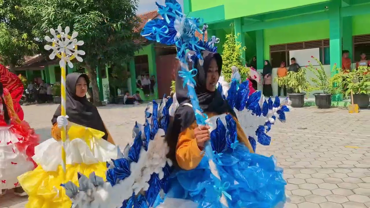 Gelar karya P5 pembuatan kostum limbah plastik dan kardus MTsN 6 Sragen...23082025