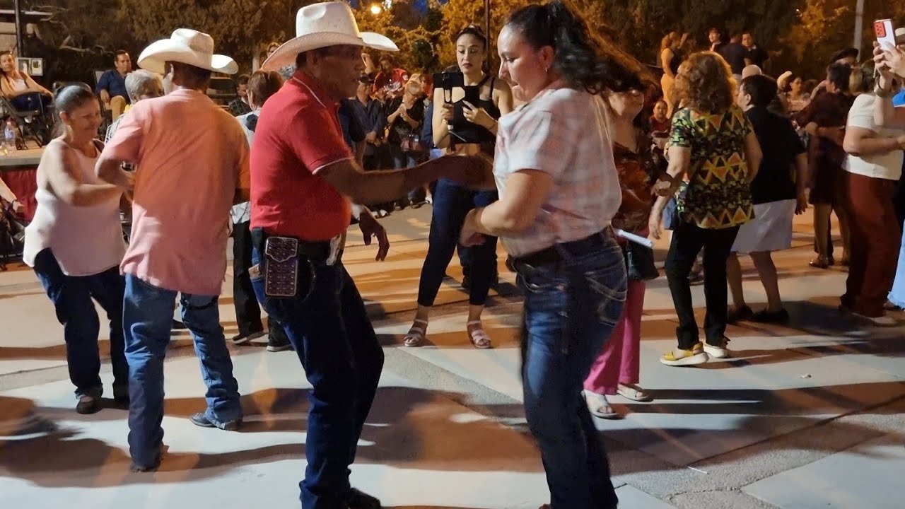 Unas Fans de Omar vinieron a bailar con el