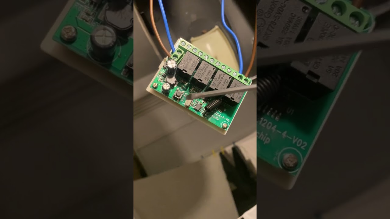 Programar e aplicar recetor universal num automatismo de portão ROGER M40