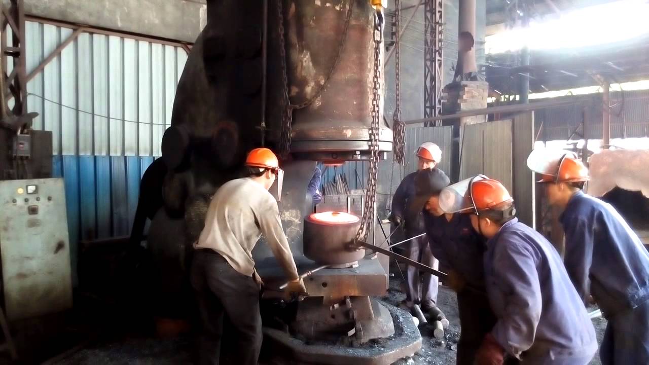 Pneumatic forging hammer