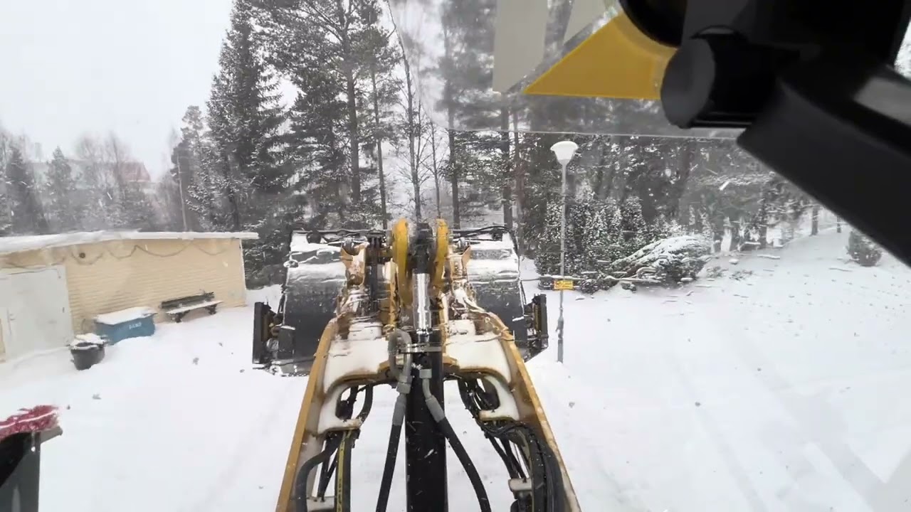 Röja snö. Uddevallavägen 20cm nysnö. 