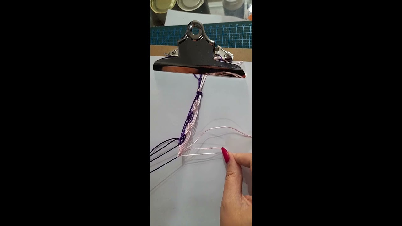 PULSERA CON NUDOS EN ZIG-ZAG