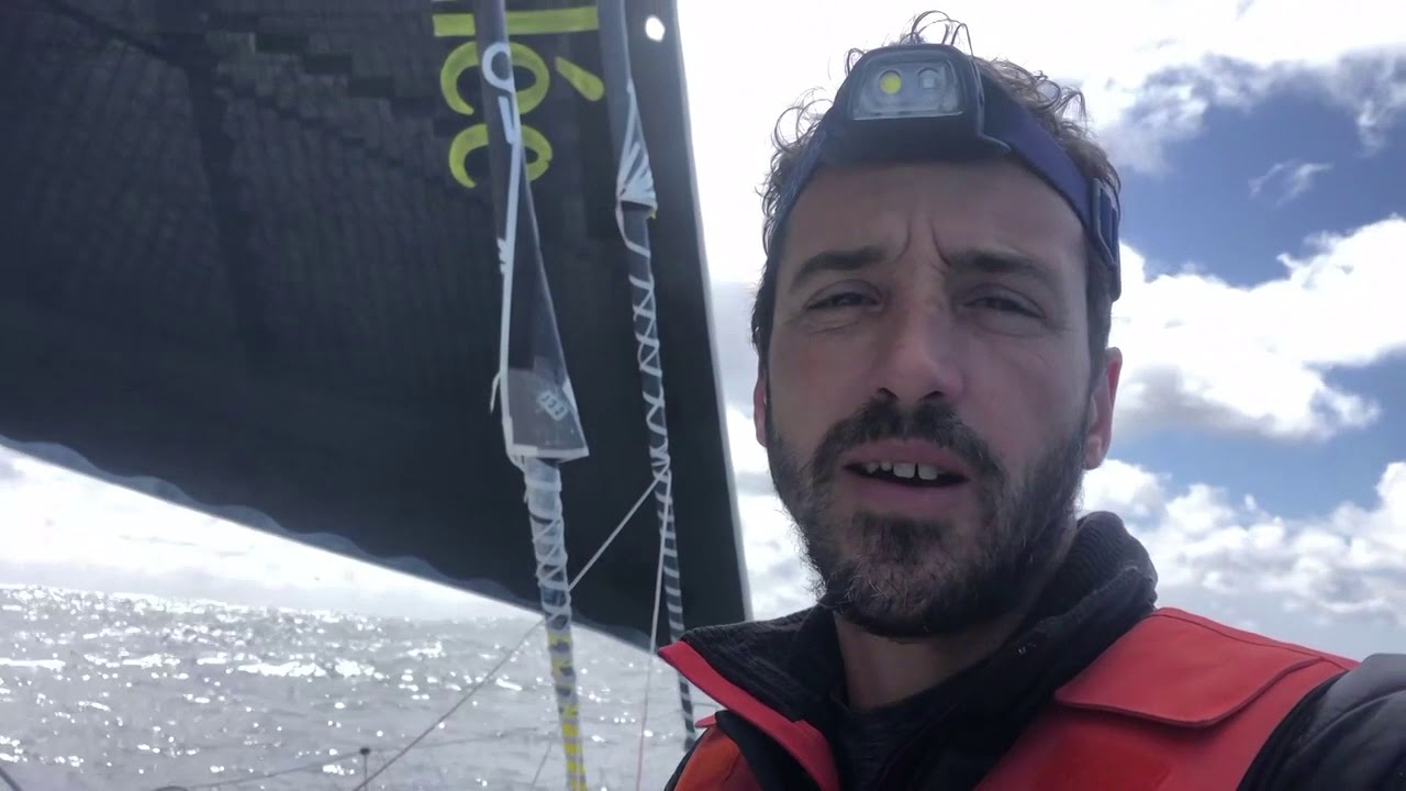 Atelier voilerie pour Louis Burton dans l'Oc&eacute;an Indien