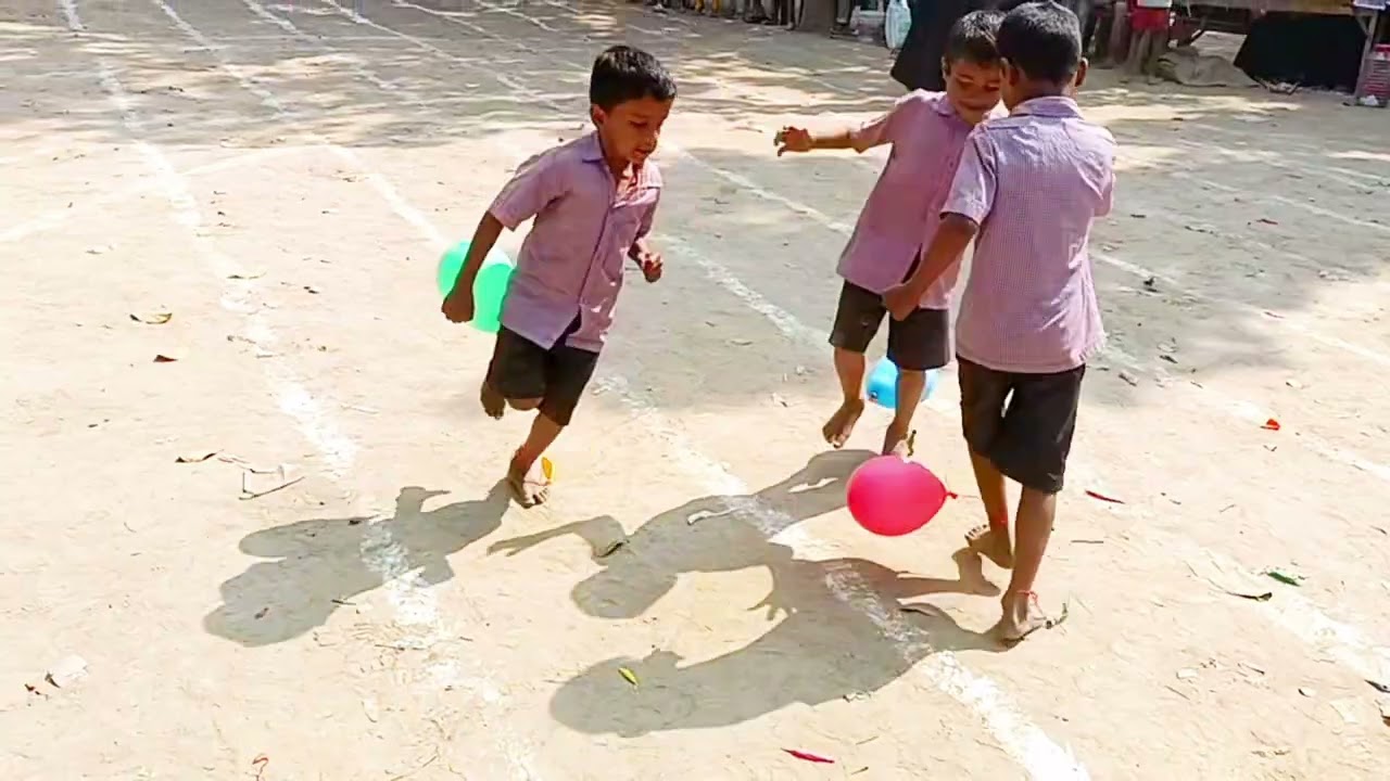 Balloon race, পায়ে বেঁধে পরের বেলুন ফাটানো বাচ্চাদের মজার হাসির ভিডিও,