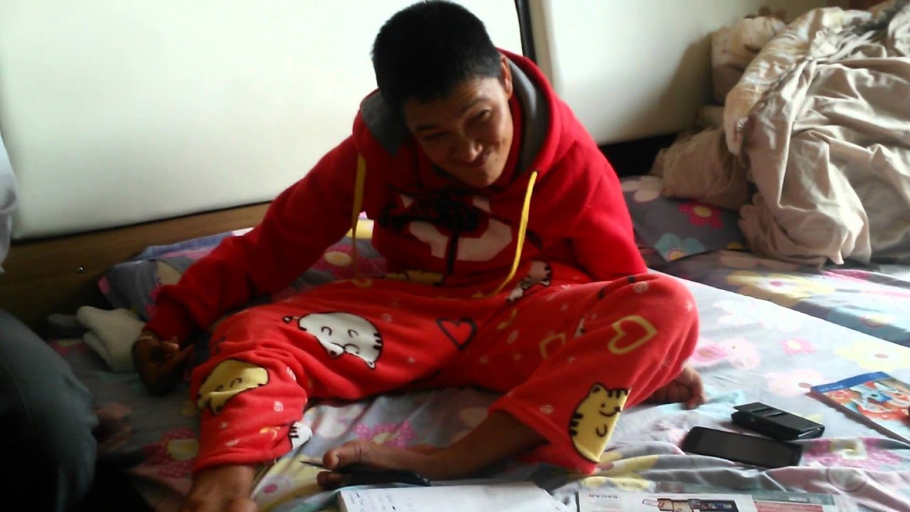 जीवन काँडा हैन फूल रहेछ (Jhamak kumari Ghimire Writing with Leg)