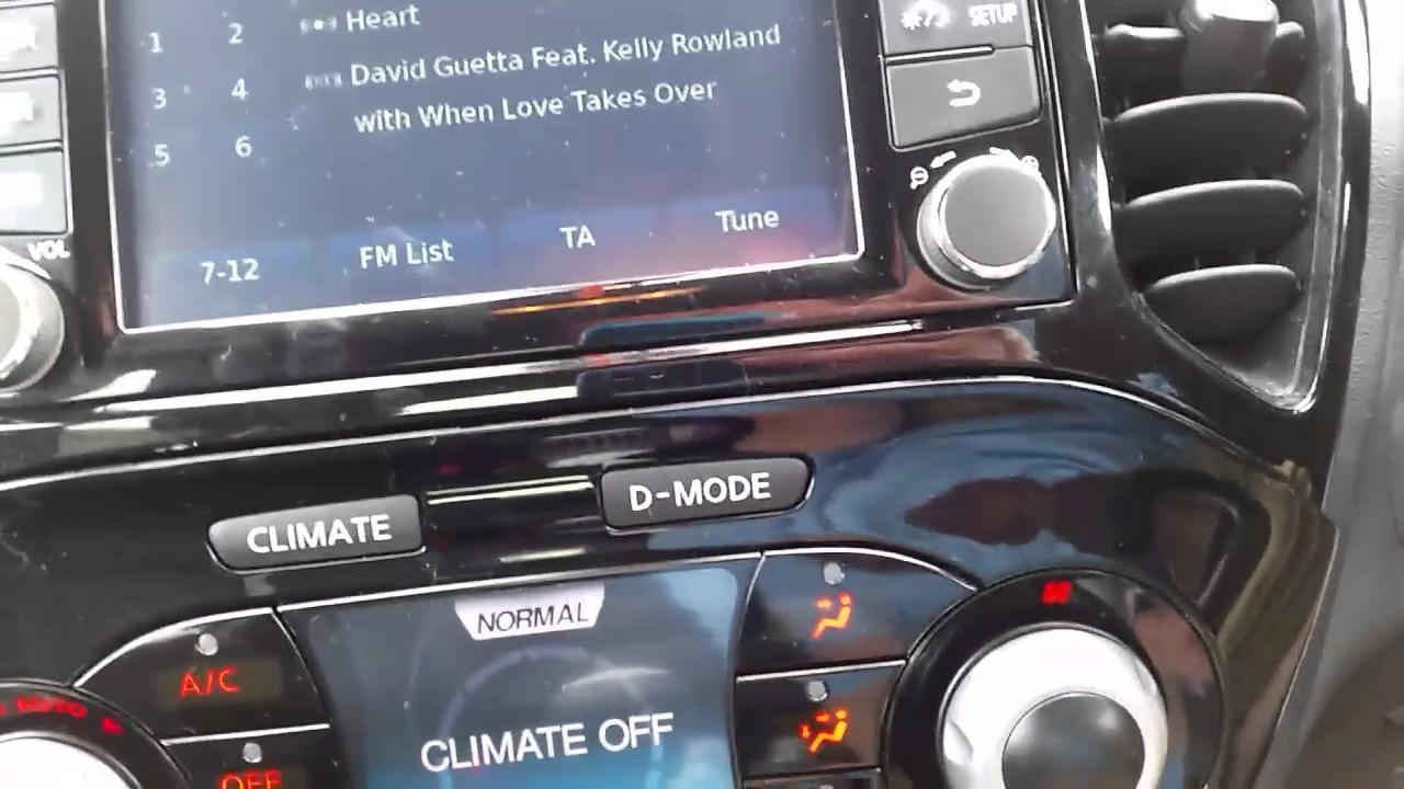 Снятие магнитолы Nissan Juke модель 2014 года.