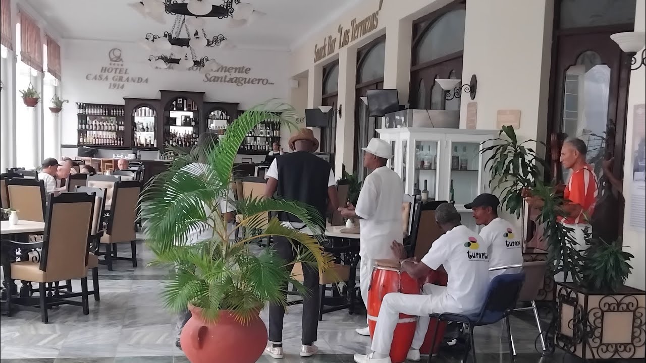 Música 🎶CUBANA y baile 💃 🕺 en el looby bar 🍸Hotel 🏨 CASA GRANDA .