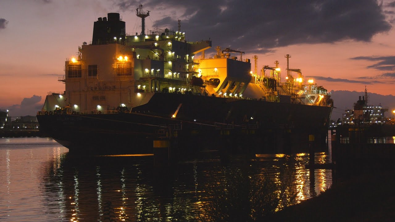 Shipspotting Rotterdam  Giant container ships and great night shots.