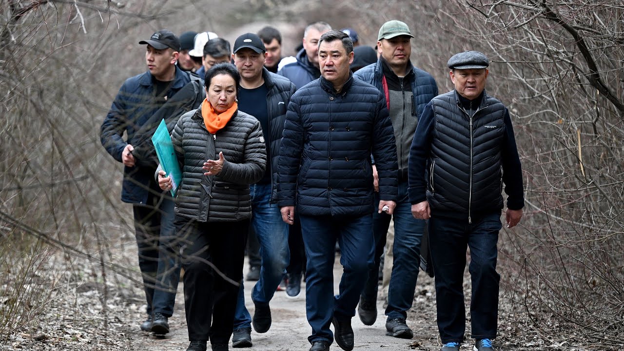 Субботник и реконструкция — Садыр Жапаров посетил бишкекский Ботсад