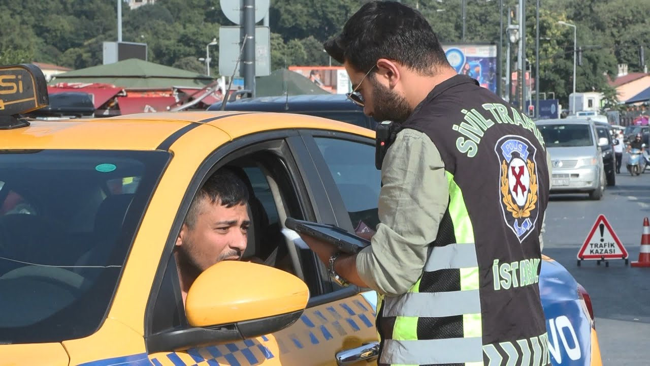 Fatih'te ehliyetine 2081 yılına kadar el konulmuş taksici yakalandı