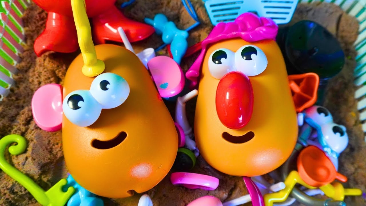 Mr & Mrs Potato Head Stuck in the Sand | Kid Friendly Video