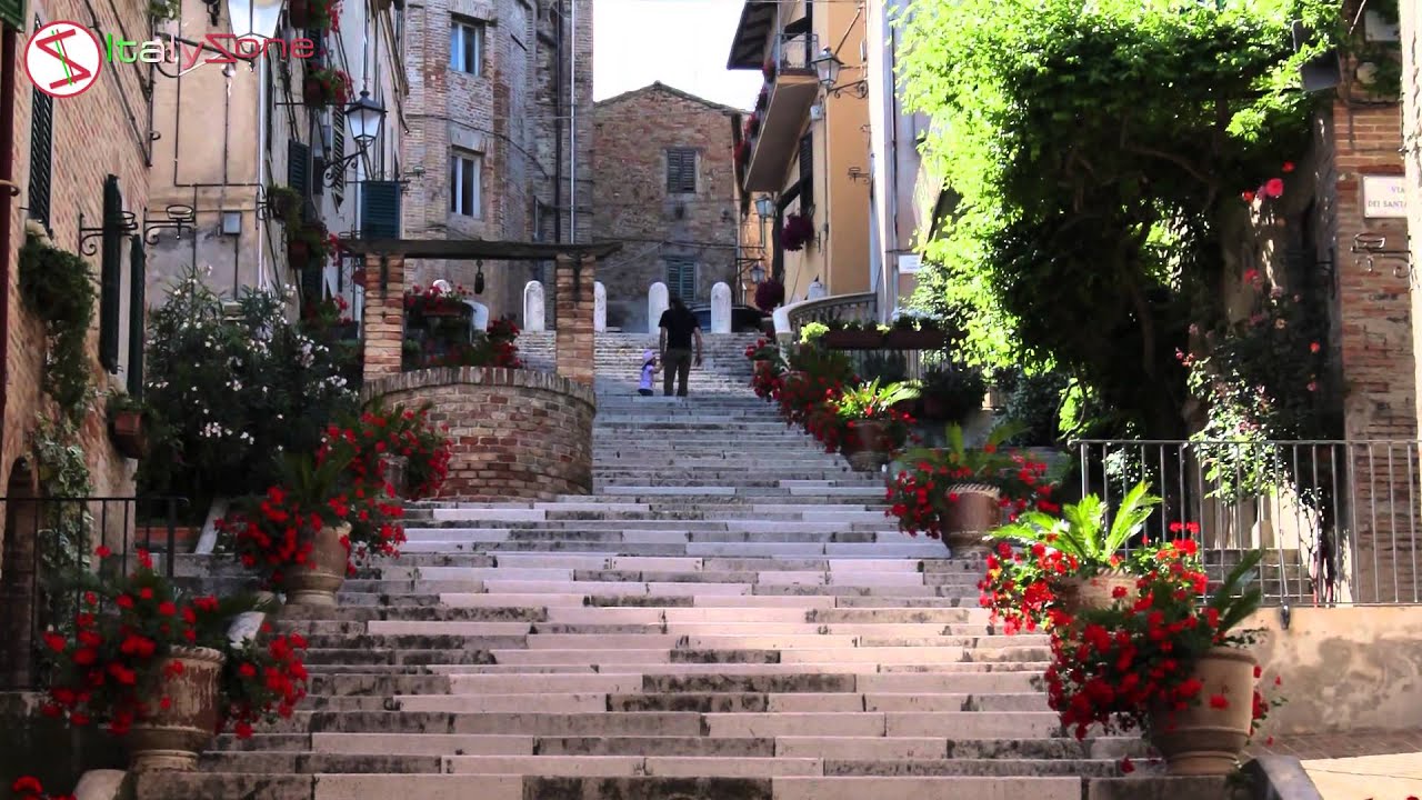 Corinaldo, il borgo arancione dei matti