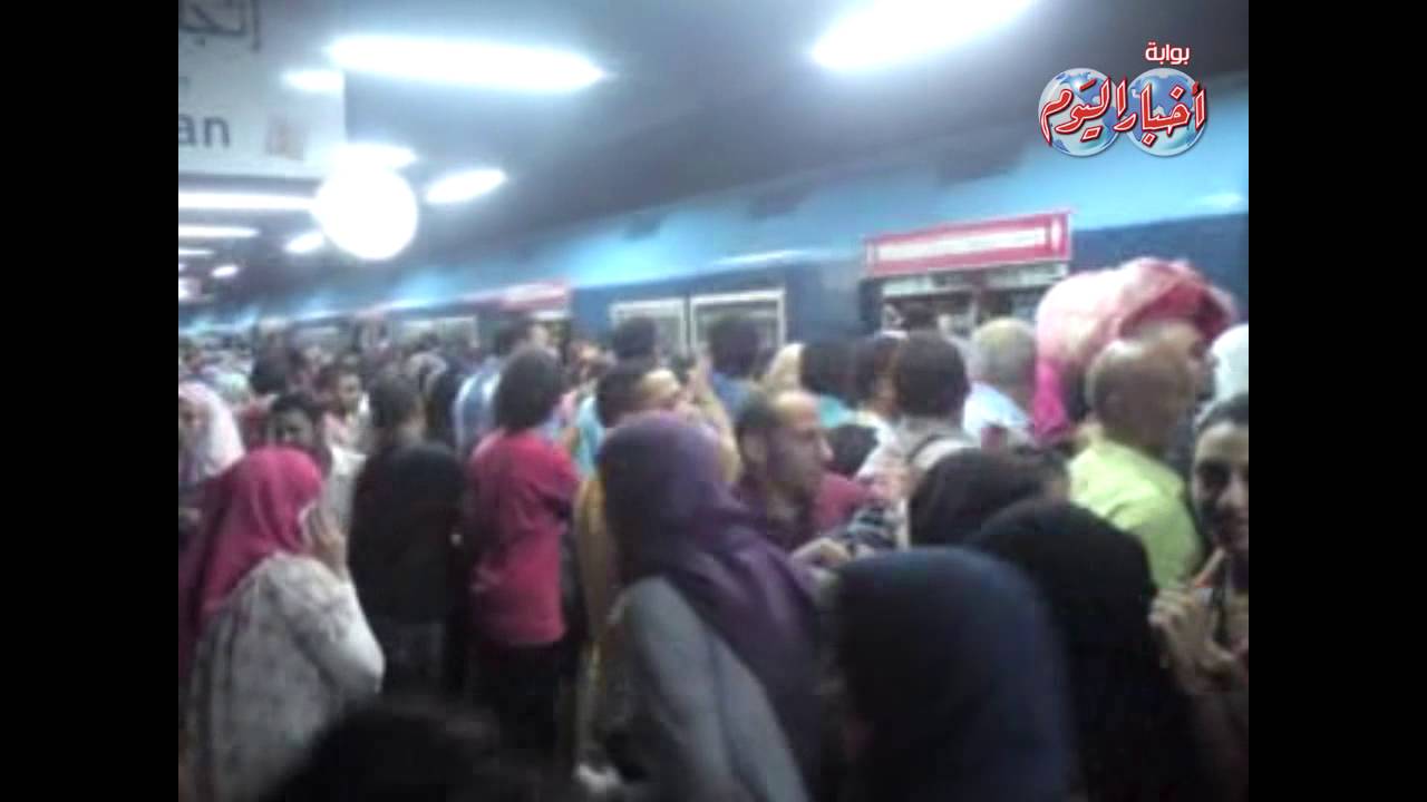 تدافع المواطنين على آخر مترو قبل حظر التجوال