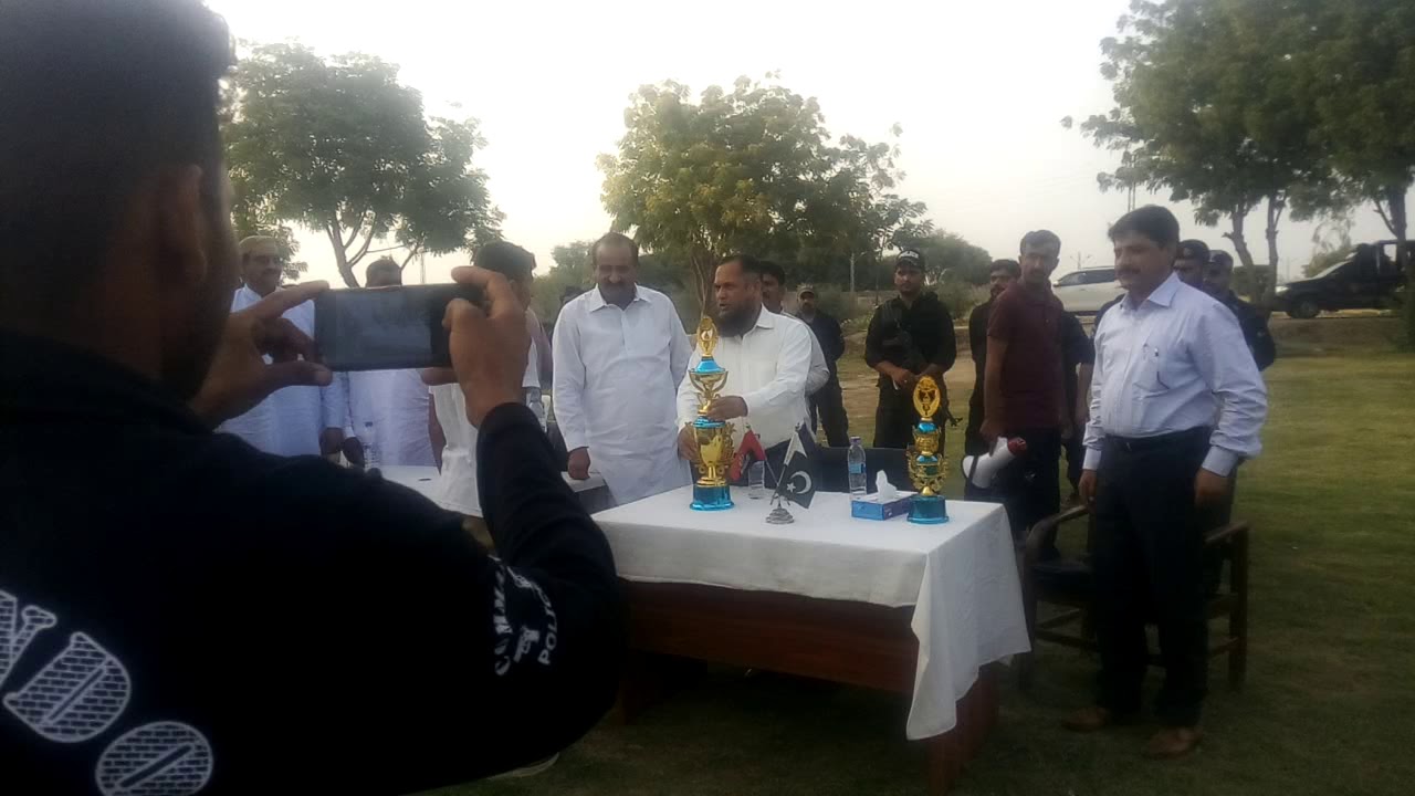 Additional ig aftab pathan giving trophy RPC Syed rezwan shah s.c.t.c