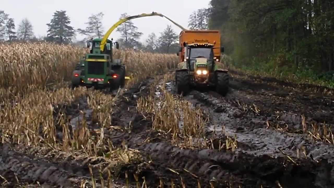 Mais hakselen 2013. Bouwheer/Borgers op nat stuk in kootwijkerbroek (Mud)