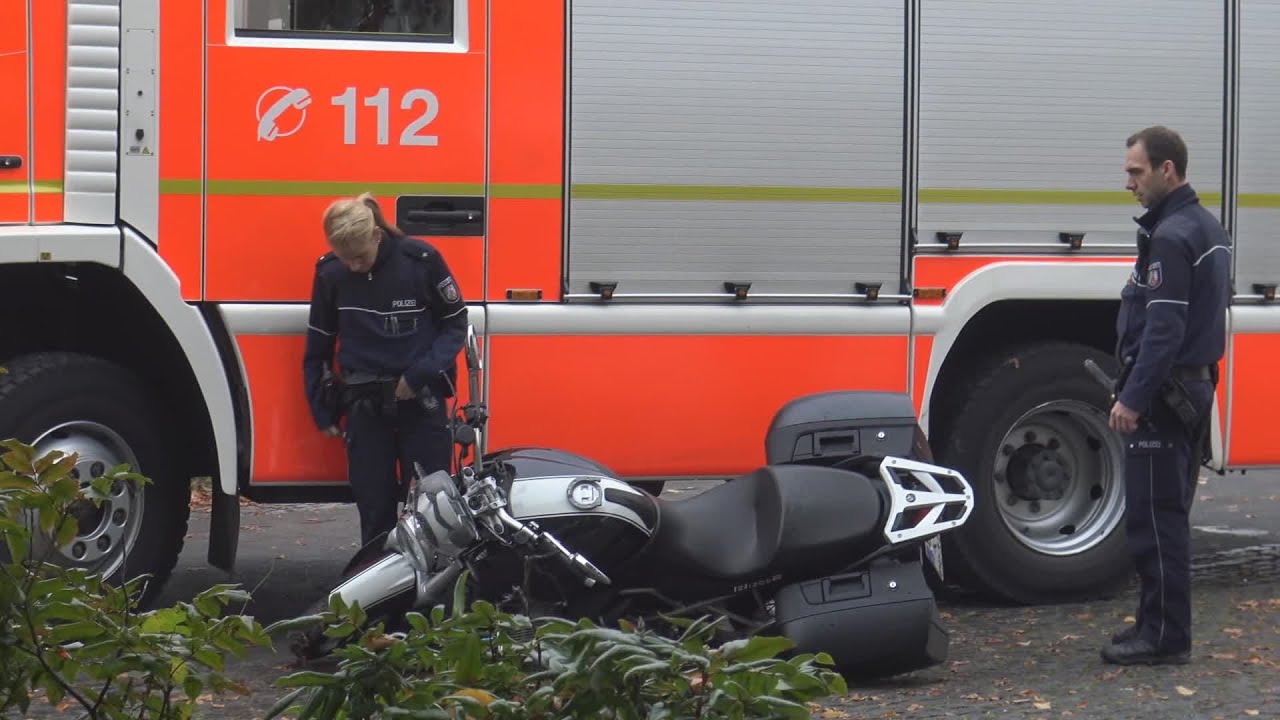 Krad gegen TLF 2 am Feuerl&ouml;schbootsteiger in Bonn am 21.10.15
