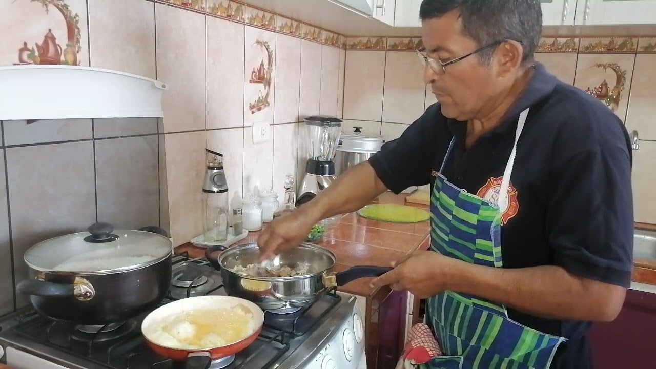 comida Peruana/Arroz Chaufa con Pollo y chancho/ cocinero bombero