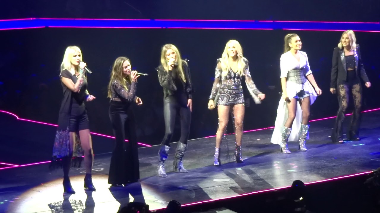 Carrie Underwood, Maddie & Tae, Runaway June - Women of Country medley