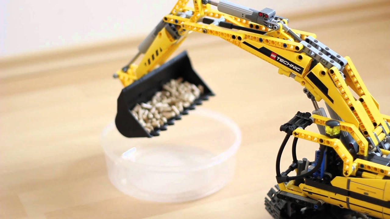 LEGO TECHNIC 8043 Motorized Excavator in Action