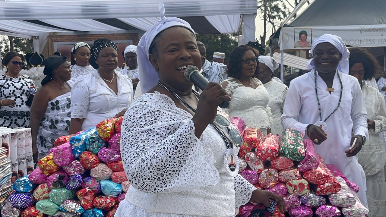 Mama Esther Donates Beautiful Clothes and Headgear at Her Mum’s Funeral. ❤️ God Bless ❗️