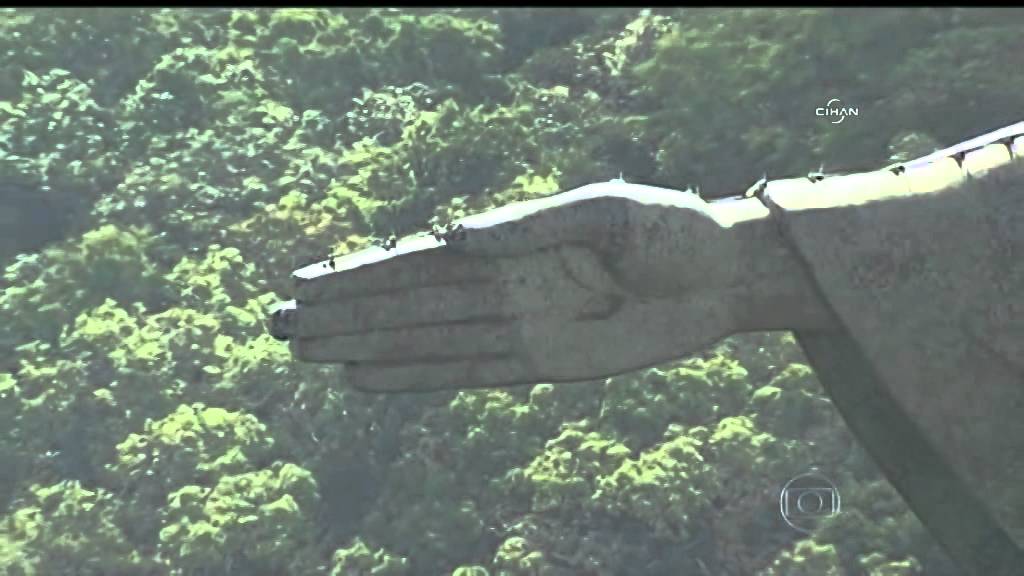 Christusstatue in Rio  verliert Finger bei Blitzeinschlag - Statue damaged by lightning strike