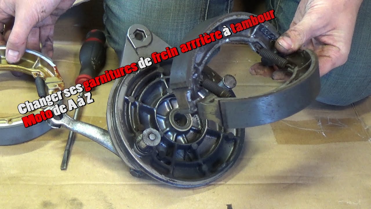 Changer des garnitures de frein à tambour arrière moto de A à Z