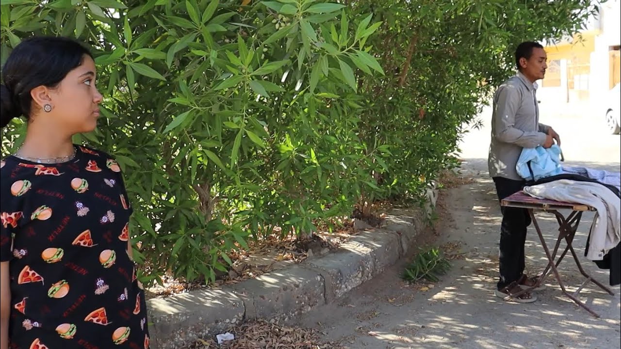 بنت صغيره لقت ابوها بيبيع هدومه فى الشارع والناس بتهينه شوف حصل اى