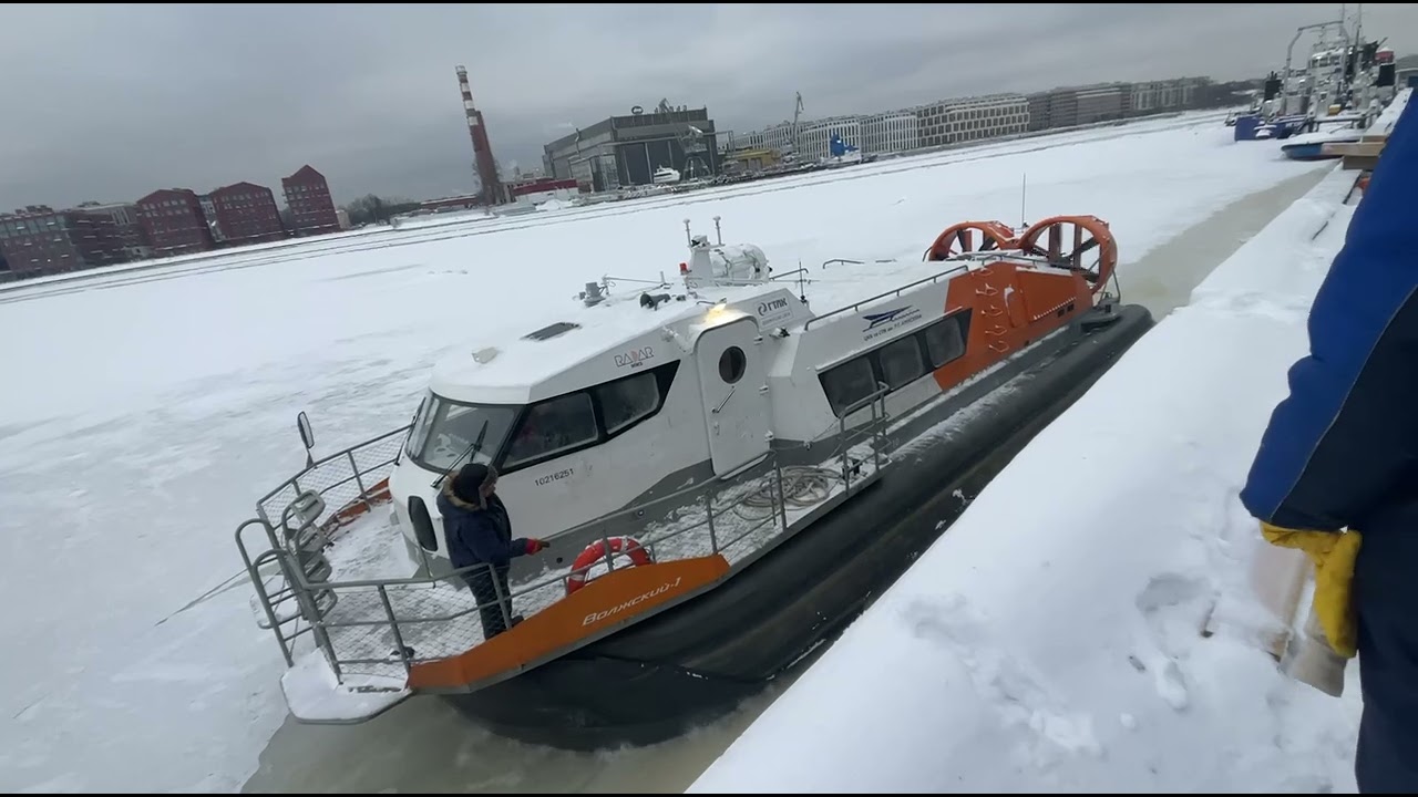 Первый рейс нового корабля на воздушной подушке на Неве