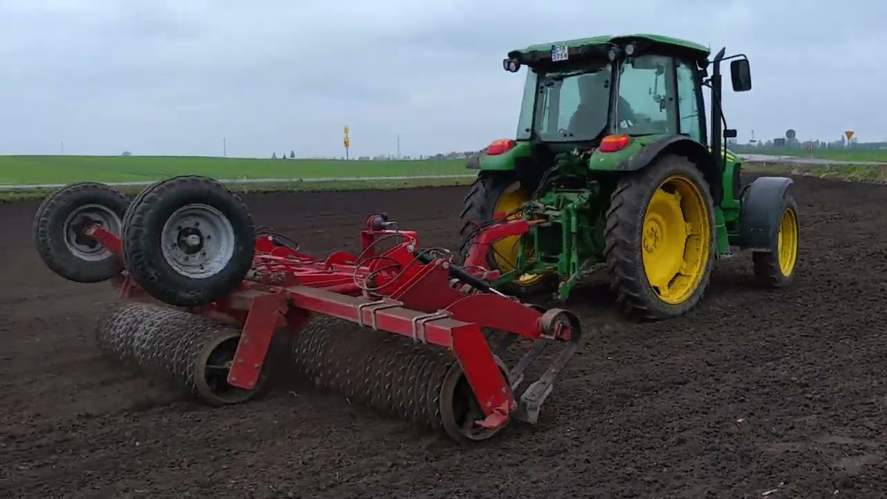 Deszczowe wałowanie Jelonkiem | John Deere 5100m & Expom tytan