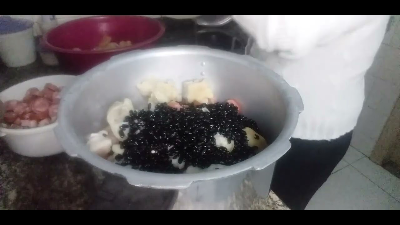 FEIJOADA COMPLETA PARA 50 PESSOAS  .