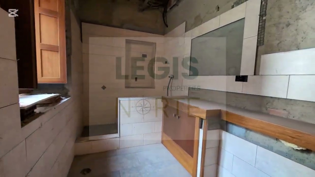 CASA DE DOS PLANTAS Y DESVÁN CON TERRAZA, PATIO Y BALCÓN EN UJO, MIERES. ASTURIAS.