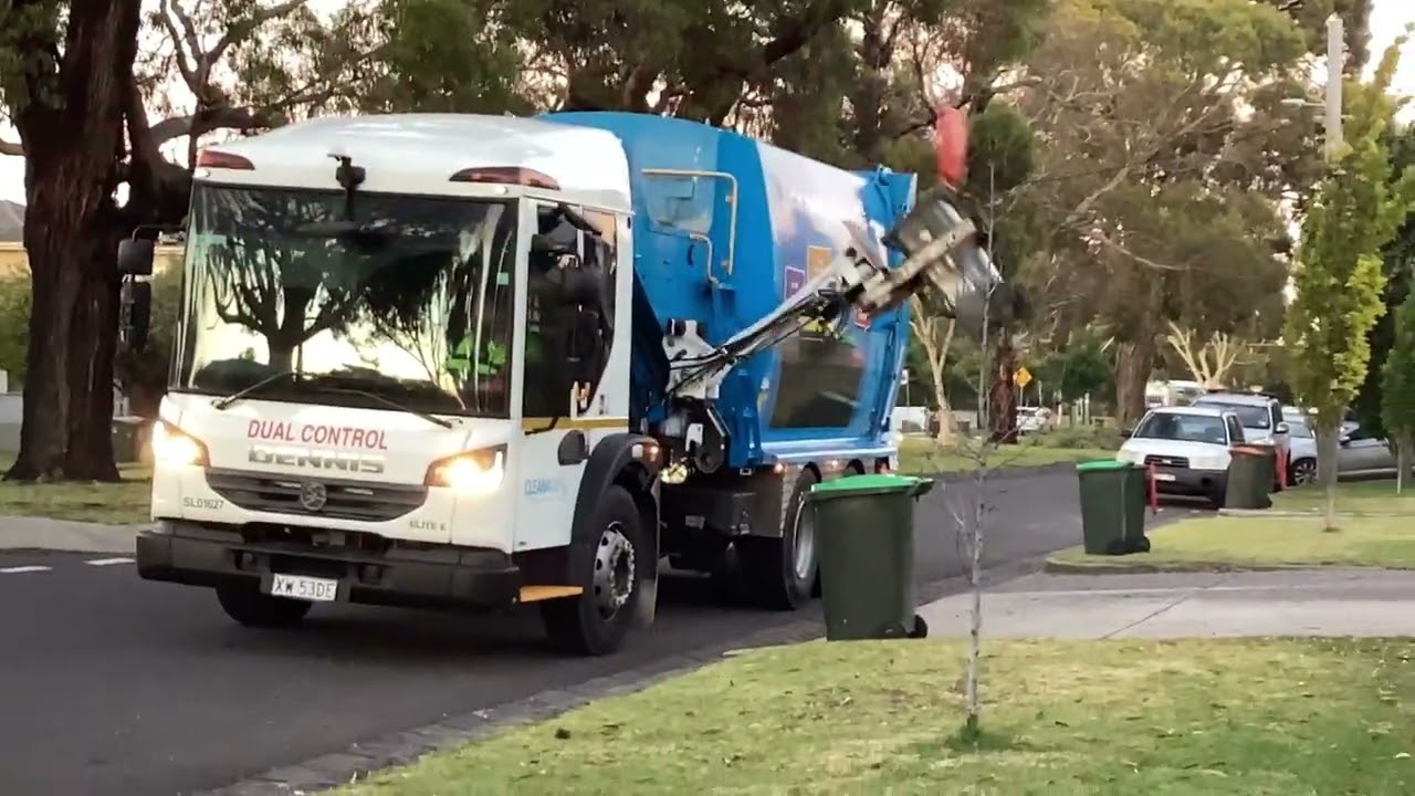 SL01637 on HobsonsBay rubbish 