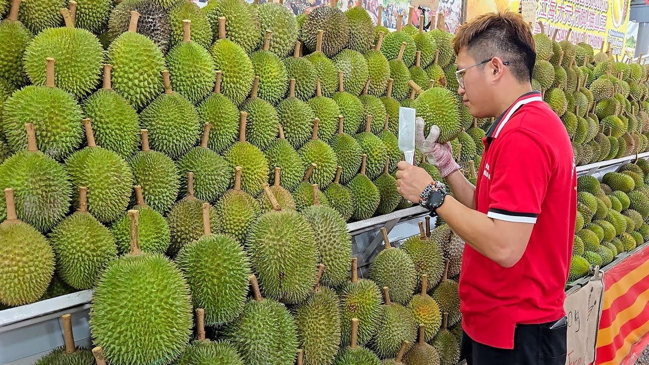 The Most Popular Durian Store in Malacca - Fruit Cutting Skills