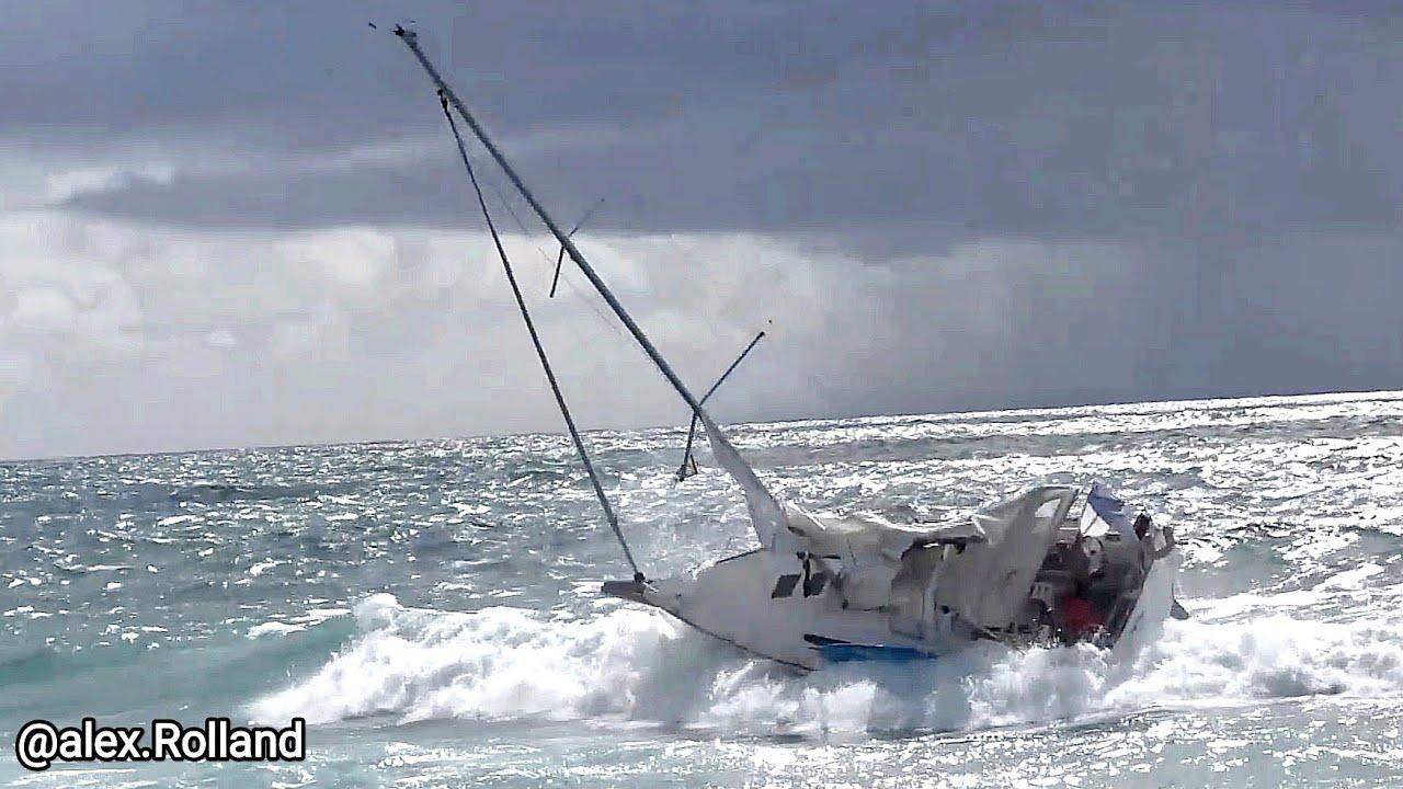 ❗CHAVIRAGE ÉVITÉ D'UN VOILIER DANS UN OCÉAN DANGEREUX AU PHARE DE CAPBRETON. 🌊👀🥶