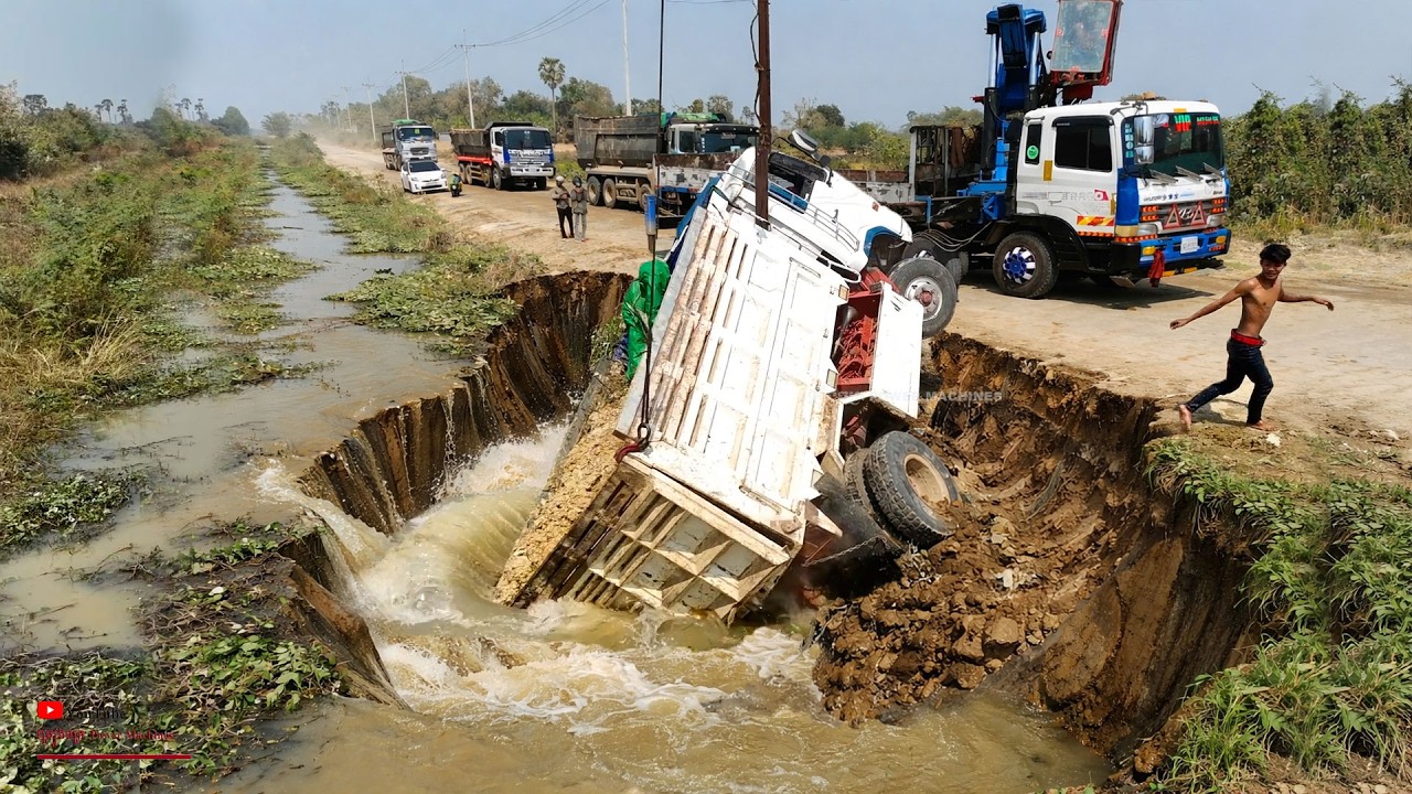 It's Wow! Help Me!! Overland Nissan Truck Sink Land Hole Canal​ Used Nice Talented Recovery Crane