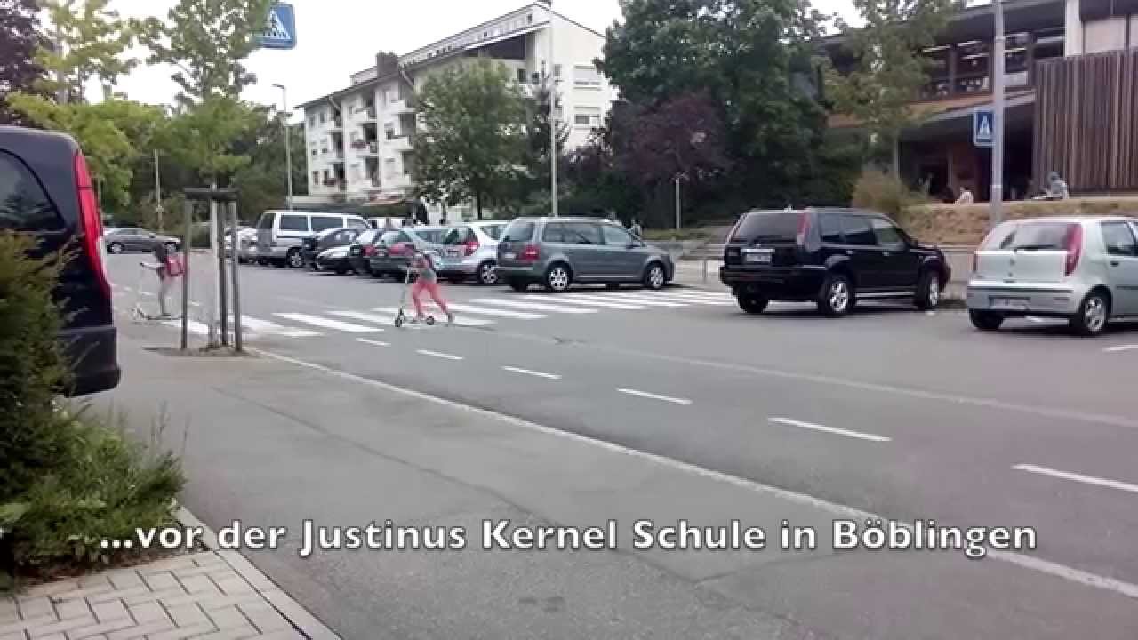 Mittags vor einer Schule in Böblingen